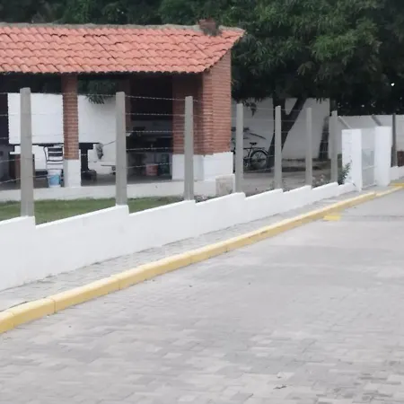 Linda casa de condomínio na praça 21-2